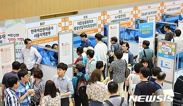 ▲ 서울시는 오는 25일 성동구청 대강당에서 '찾아가는 취업박람회'를 개최한다고 밝혔다. 사진은 지난번에 열린 '찾아가는 취업박람회' 모습. ⓒ뉴시스. 무단전재 및 재배포 금지.