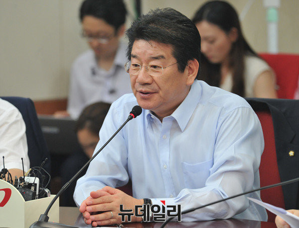 ▲ 새누리당 강석호 최고위원(사진)은 17일 최고위원·중진의원 연석간담회에서 농어촌 선거구를 위한 당내 대책기구 설립을 제안했다. ⓒ뉴데일리 이종현 기자