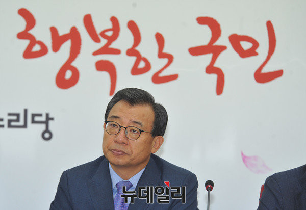 ▲ 새누리당 이정현 대표가 17일 오전 서울 여의도 당사에서 열린 최고위원·중진의원 연석간담회 도중 참석자들의 발언을 메모하다가 뭔가 골똘히 생각에 잠겨 있다. ⓒ뉴데일리 이종현 기자