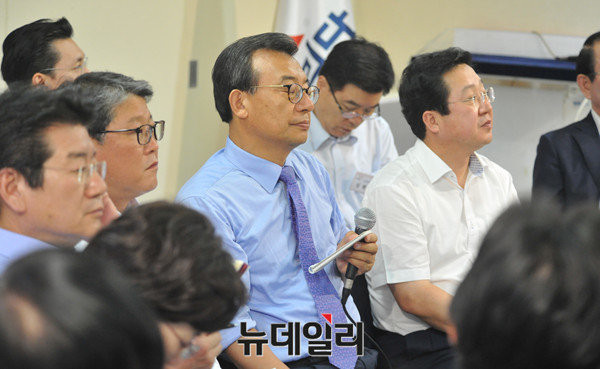 ▲ 새누리당 이정현 대표가 17일 오후 서울 여의도 당사에서 열린 원외당협위원장총회에서 원외당협위원장들의 발언을 꼼꼼히 메모해가면서 듣고 있던 도중, 눈을 감고 생각에 잠겨 있다. ⓒ뉴데일리 이종현 기자