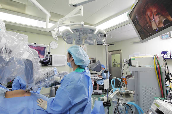 ▲ 문혜성 이대목동병원 로봇수술센터장이 로봇수술을 진행하고 있다.ⓒ이대목동병원