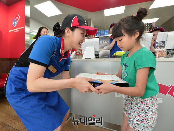 ▲ 직접만든 피자와 수료증 받는 어린이. ⓒ 뉴데일리 정상윤