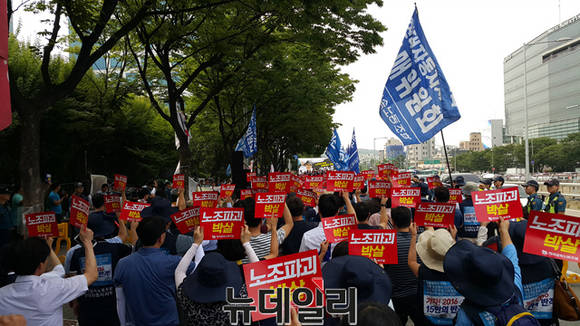 ▲ 금속노조 산하 현대차·기아차·한국지엠 노조원들이 17일 서울 양재동 현대차그룹 사옥 앞 헌릉로 일대에서 상경시위를 벌이고 있다.ⓒ뉴데일리