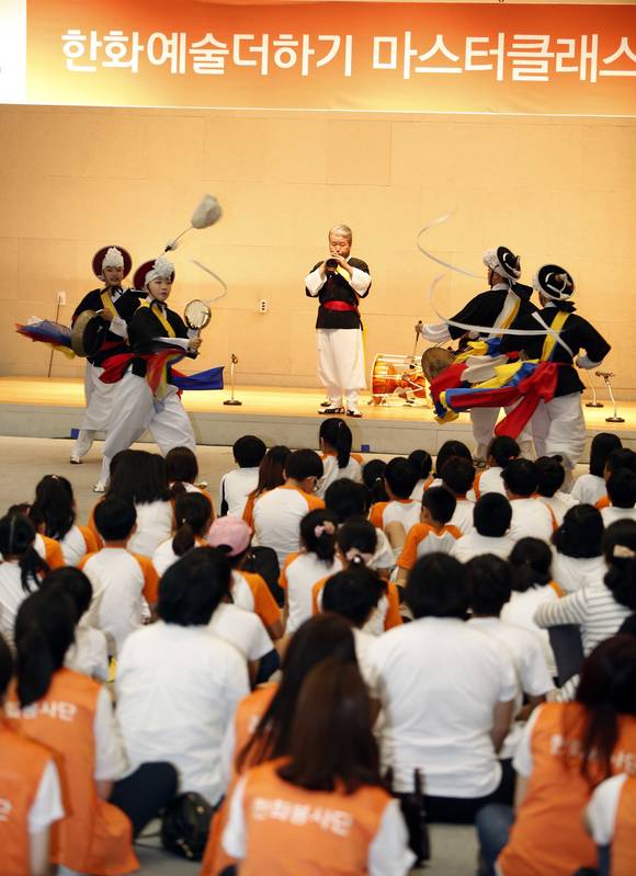 ▲ 한화그룹은 국악과 전통공예 등 전통문화에 관심이 많은 초등학생을 충남 공주로 초청해 김덕수 사물놀이패 등 유명 예술인들의 공연을 관람하는 시간을 가졌다고 17일 밝혔다. 사진은 아이들과 자원봉사자들이 17일 오전 공주한옥마을 내 고마아트센터에서 열린 김덕수 사물놀이패들의 공연을 보며 즐거워하고 있는 모습.ⓒ한화그룹