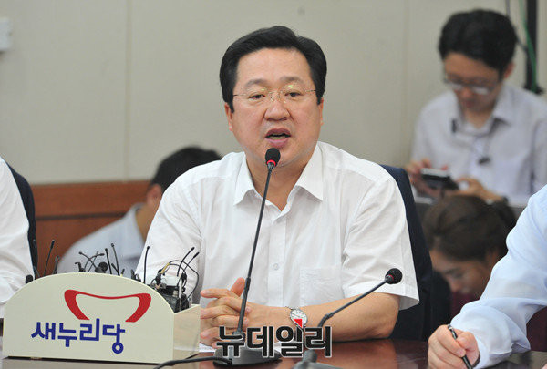 ▲ 새누리당 이장우 최고위원(사진)은 18일 우병우 민정수석에 대한 특별감찰 내용 누설 의혹에 대해 사실관계 파악과 현행법 위반이 있었는지 여부를 조사하는 게 우선이라고 밝혔다. ⓒ뉴데일리 이종현 기자