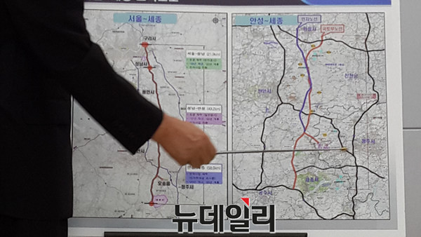▲ 신철연 본부장이 서울~세종 고속도로 지도를 설명하고 있다.ⓒ김종혁 기자