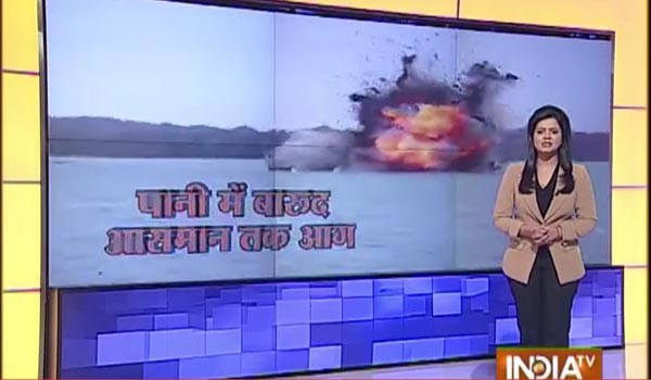 ▲ 인도네시아 해군이 제71주년 독립기념일을 맞이해 불법조업을 하다 나포된 외국어선 60척을 근해에서 격침하는 행사를 가졌다. 사진은 지난 2월 인도네시아 해군의 불법조업 외국어선 격침을 보도하는 인도 TV보도화면. ⓒ인디아TV 관련보도 화면캡쳐