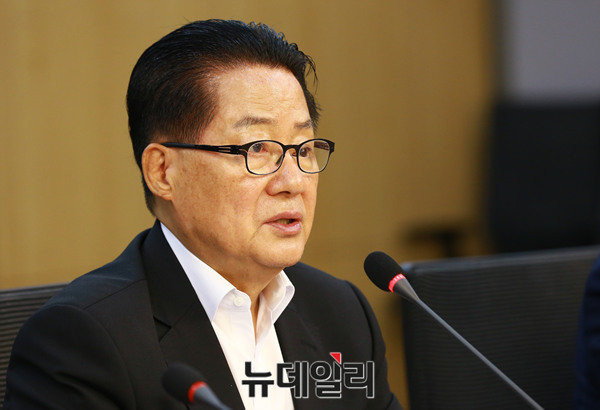 ▲ 국민의당 박지원 비상대책위원장 겸 원내대표는 18일 김대중 전 대통령 서거 7주기 추도식에 참석해 "제게 들리는 DJ의 음성은 '사드배치는 한반도의 평화를 해치니 반대해야 한다'이다"고 밝혔다. ⓒ뉴데일리 이종현 기자