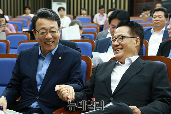 ▲ 박지원 비상대책위원장이 16일 오전 국회에서 열린 국민의당 의원총회에 참석해 김성식 정책위의장이 대화를 나누고 있다. ⓒ뉴데일리