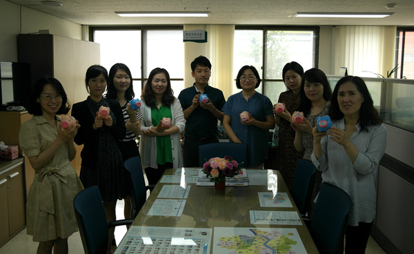 ▲ 청렴실명제 시행에 앞서 청렴자율저금통을 배부받은 교육지청 공무원들 ⓒ 강남서초교육지원청