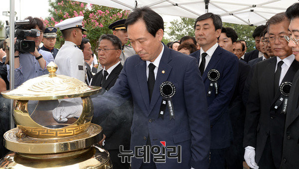 ▲ 18일 서울 동작구 국립현충원에서 열린 김대중 대통령 7주기 추모식에 참석한 우상호 더불어민주당 원내대표가 헌화분향을 하고 있다. ⓒ이종현 기자