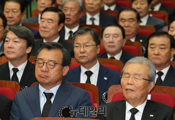 ▲ 새누리당 이정현 대표가 18일 오전 서울 동작동 국립현충원에서 열린 김대중 전 대통령의 7주기 추도식에 참석해 눈을 감고 고인을 추도하고 있다. ⓒ뉴데일리 이종현 기자