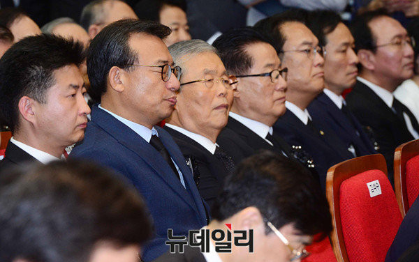 ▲ 새누리당 이정현 대표가 18일 오전 서울 동작동 국립현충원에서 열린 김대중 전 대통령의 7주기 추도식에 참석해 눈을 감고 고인을 추도하고 있다. ⓒ뉴데일리 이종현 기자