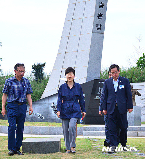 ▲ 박근혜 대통령이 18일 오후 인천 월미공원에 위치한 인천상륙작전 성공에 기여한 해군첩보부대의 영령을 기리는 충혼탑을 돌아본 후 나오고 있다. ⓒ뉴시스