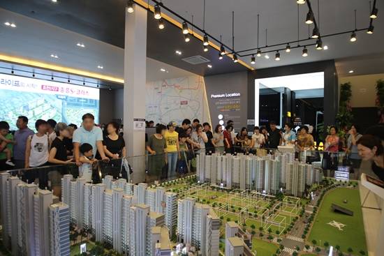 ▲ 중흥건설이 경기 수원시 팔달구 115-10구역 재개발 사업을 수주했다. 사진은 최근 중흥건설이 선보인 '광주 효천1지구 중흥S-클래스' 견본주택. ⓒ중흥건설