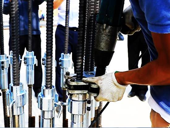 ▲ 롯데건설이 철근망 조립 관련 신공법을 실제 현장에 적용, 그 성능을 입증했다. 사진은 신공법이 적용된 철근 결합 장면. ⓒ롯데건설