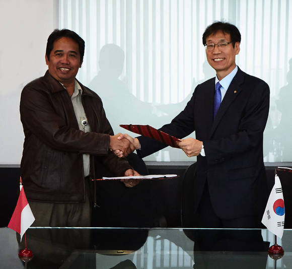 ▲ ㈜한화 해외상품사업부장 김태백 상무(오른쪽)와 인니 다하나社 부디 안토 노(Budi Antono) 대표이사(왼쪽)는 지난 8월 10일 인도네시아 현지에서‘비전기뇌관 반제품’공급연장 계약을 체결했다. 양사는 제품의 현지 생산라인 구축을  위한 MOU도 동시에 체결했다.ⓒ한화