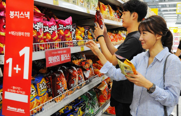 ▲ 18일 홈플러스 강서점에서 고객들이 봉지과자 1+1 행사 상품을 둘러보고 있다. ⓒ홈플러스
