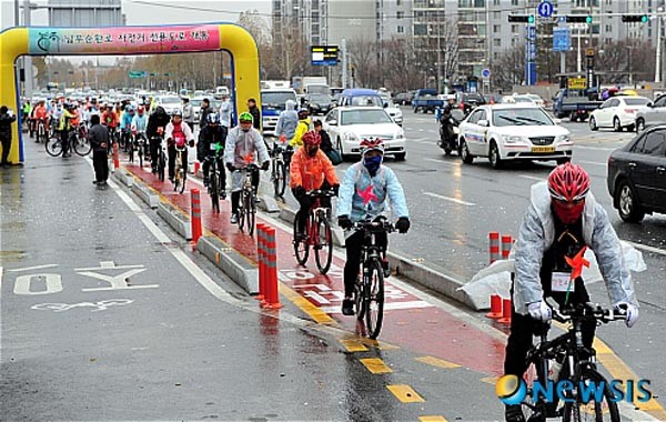▲ 김정은 눈에는 한국의 '자전거 전용도로'가 부러웠던 모양이다. 최근 전국에 자전거 전용도로를 만들라면서 주민들을 착취하고 있다고 한다. 사진은 2009년 12월 10일 서울 남부순환로에 개통한 자동차 전용도로의 모습. ⓒ뉴시스. 무단전재 및 재배포 금지.