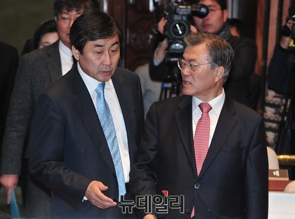 ▲ 지난해 12월 국회에서 열린 의원총회에서 대화 중인 문재인 전 대표(오른쪽)와 이종걸 의원.ⓒ이종현 기자