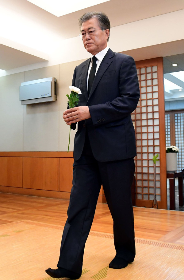 ▲ 문재인 더불어민주당 전 대표가 19일 오전 서울 종로구 대학로 서울대병원 장례식장에 마련된 故 박형규 목사의 빈소를 방문해 조문을 하고 있다.ⓒ뉴시스DB