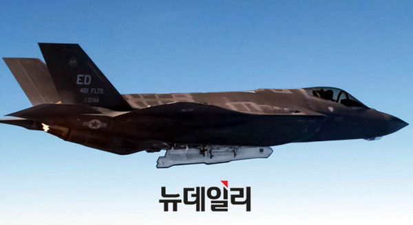 ▲ F-35A 스텔스 전투기. 사진은 무장창을 열고 비행하는 모습.ⓒ록히드마틴