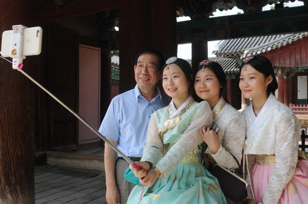 ▲ 19일 여름휴가 중인 박원순 서울시장이 전북 전주를 방문해 전주 한옥마을을 둘러보는 가운데 여대생들과 기념촬영을 하고 있다.ⓒ뉴시스