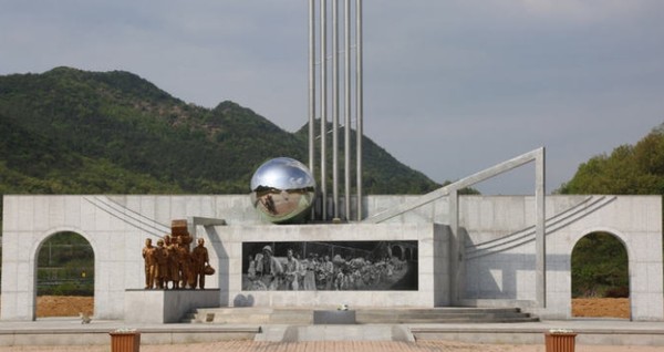 ▲ 노근리평화공원 추모탑.ⓒ영동군