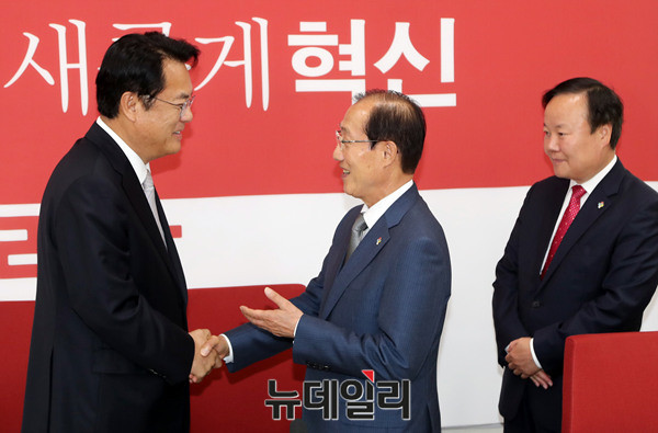 ▲ 이원종 대통령 비서실장과 김재원 정무수석이 지난 6월 14일 서울 여의도 국회 새누리당 원내대표실을 찾아 정진석 원내대표와 인사를 나누고 있다. ⓒ뉴데일리 DB