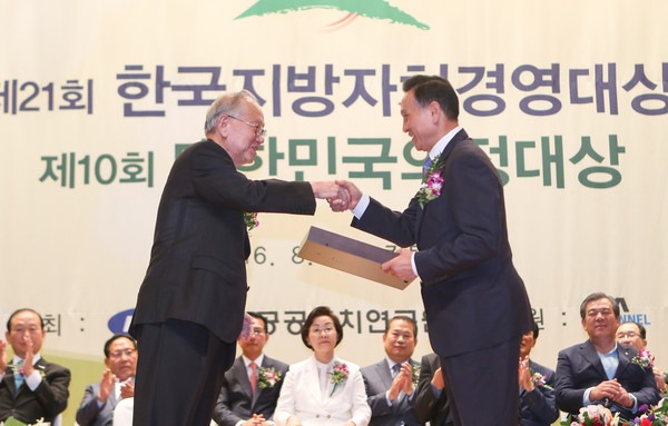 ▲ 천안시가 19일 제21회 한국지방자치경영대상에서 ‘종합대상’을 수상했다.ⓒ천안시