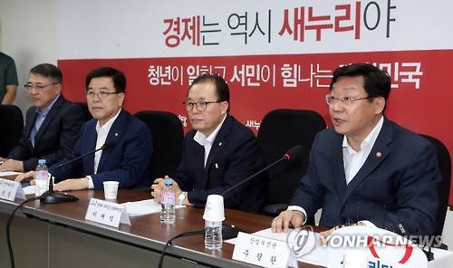 ▲ 주형환 산업통상자원부 장관(오른쪽)이 18일 오후 국회에서 열린 전기요금 관련 당정 TF 1차 회의에서 인사말을 하고 있다. ⓒ 연합뉴스