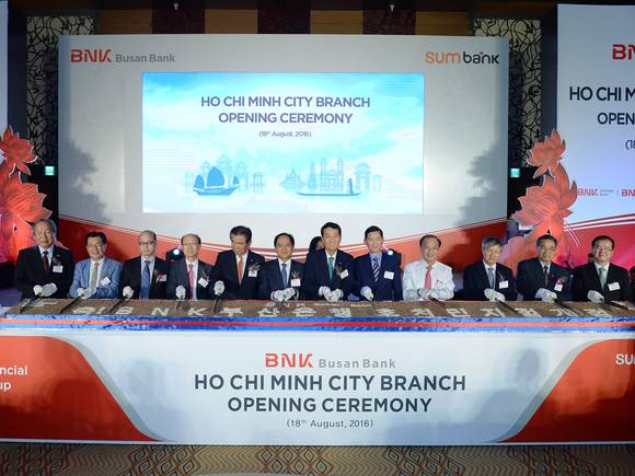 ▲ 18일 열린 부산은행 호치민 지점 개점식에는 성세환 BNK금융지주 회장과 한국 측 조성제 부산상공회의소 회장, 박노완 호치민 총영사 등과 베트남 측에서는 쩐 빈 뚜엔 호치민 인민위원회 부위원장, 래 동 펑 호치민 공안청장, 부이 후이 토 베트남 중앙은행 국장, 보 떤 탄 호치민 상공회의소 회장 등 모두 200여명이 참석했다.ⓒBNK금융지주