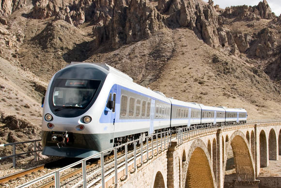 ▲ 현대로템이 이란에 납품한 디젤동차.ⓒ현대로템