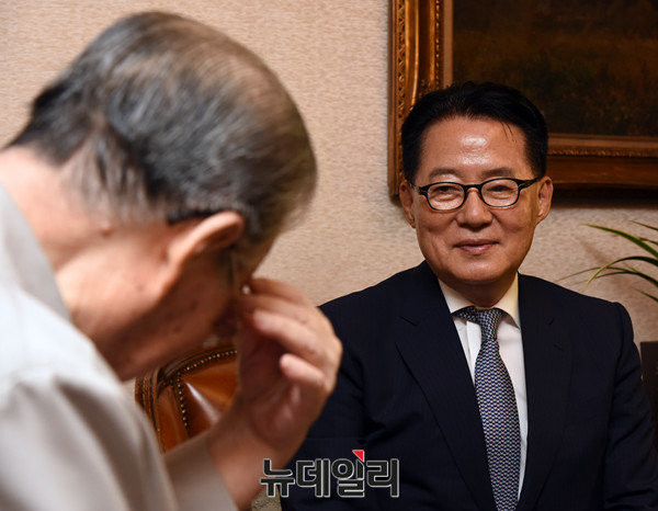 ▲ 국민의당 박지원 비상대책위원장이 19일 김종필 전 국무총리를 만나 대화를 나누고 있다. ⓒ뉴데일리 이종현 기자