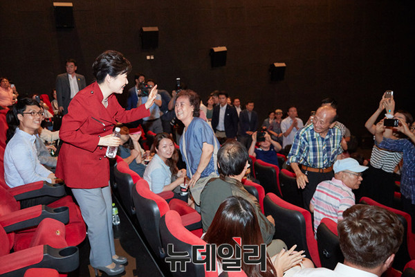 ▲ 박근혜 대통령이 20일 영화 인천상륙작전 관람을 위해 서울의 한 극장을 찾아 시민들과 인사를 나누고 있다. ⓒ뉴데일리