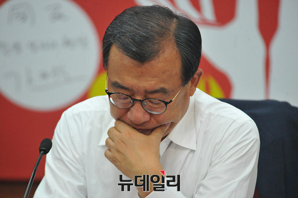 ▲ 새누리당 이정현 대표가 회의 도중 눈을 감고 깊은 고민에 잠겨 있다(자료사진). ⓒ뉴데일리 이종현 기자