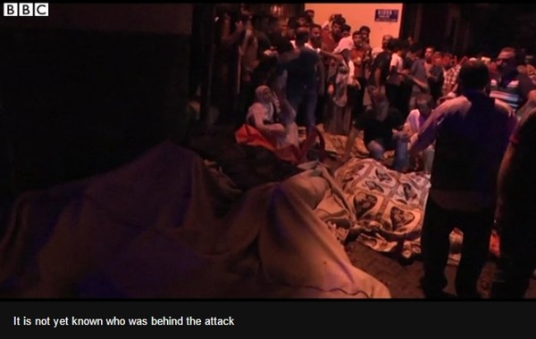 20일(현지시간) 터키 가지안테프에서 열린 한 결혼 축하 야외 파티 현장에서 폭탄이 폭발해 최소 30명이 사망했다. 사진은 英'BBC' 관련 보도 영상 일부로 미쳐 수습되지 못한 시신들이 천으로 덮여있는 모습.ⓒ英'BBC'중계영상 캡쳐