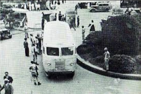 ▲ 부산정치파동을 상징하는 사진. 1952년 5월26일 계엄사는 부산 임시국회에 등원하는 국회의원들이 타고 있는 국회버스를 통째로 연행하였다.(자료사진)