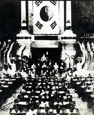 ▲ 김영삼 정권이 1995년 철거한 옛 중앙청 건물에서 열린 제헌국회 개원식(1948.5.31)(자료사진).
