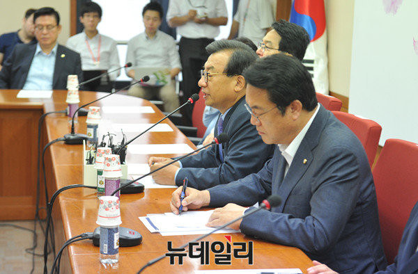 ▲ 건국절 법제화 주장이 제기됐던 지난 17일의 새누리당 최고위원·중진의원 연석간담회 모습. ⓒ뉴데일리 이종현 기자