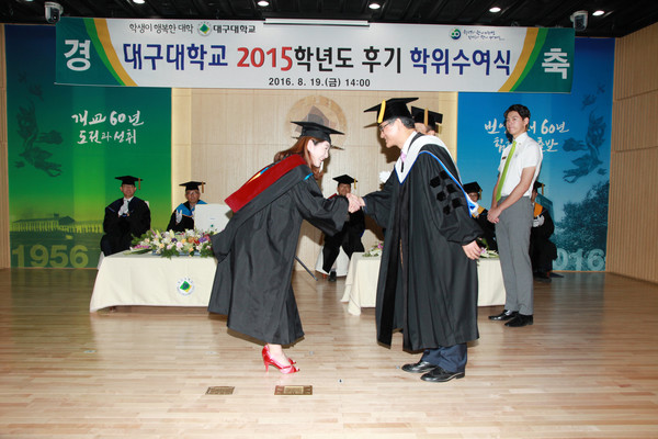 ▲ 홍덕률 총장이 한 졸업생에게 학위를 수여한 후 악수를 나누고 있다.ⓒ대구대 제공