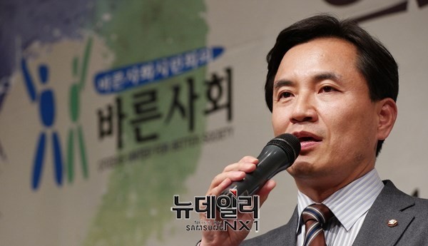 ▲ 새누리당 김진태 의원. 친박계로 분류되는 그는 이번 우병우 수석 논란에 대해 원칙론을 강조했다. ⓒ뉴데일리 정상윤 기자