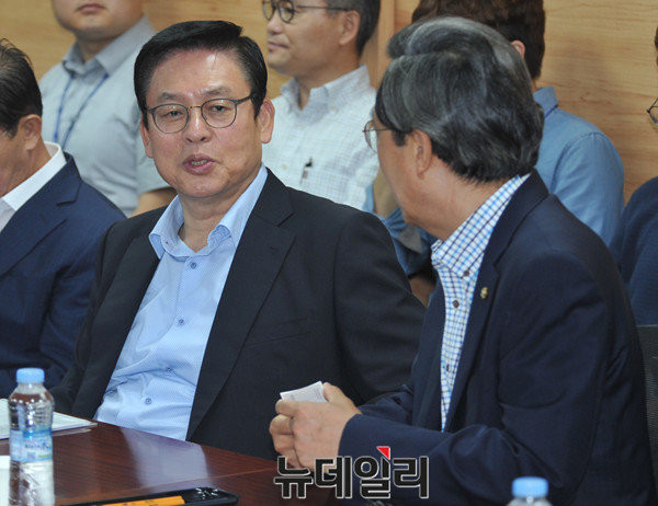 ▲ 4선의 친박 중진인 새누리당 정우택 의원은 22일 우병우 청와대 민정수석비서관 문제를 이정현 대표가 박근혜 대통령에게 건의해서 해결해야 한다는 뜻을 내비쳤다. 사진은 지난달 25일 있었던 충청권 의원 회동 자리에서 정우택 의원의 모습. ⓒ뉴데일리 이종현 기자