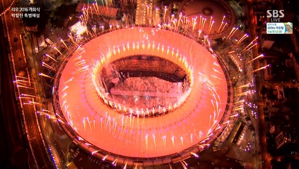 ▲ 브라질 리우의 마라카낭 스타디움에서 열린 2016 브라질 리우데자네이루 하계올림픽 개막식에서 폭죽이 터지고 있다.  ⓒ SBS 방송화면 캡처