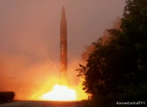 ▲ 정부는 최근 북한이 대남테러를 위한 특수요원들을 해외로 보냈으니 주의해야 한다고 당부했다. 사진은 지난 7월 21일 北조선중앙TV가 보도한 탄도 미사일 발사 훈련 장면. ⓒ北조선중앙TV 화면캡쳐