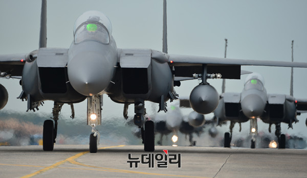 ▲ ‘Soaring Eagle(소어링 이글)'훈련을 위해 이동중인 F-15K 전투기.ⓒ뉴데일리 정상윤 사진기자