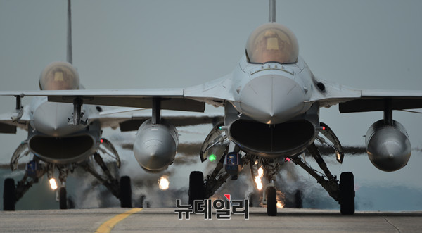 ▲ ‘Soaring Eagle(소어링 이글)'훈련을 위해 이동중인 KF-16전투기.ⓒ뉴데일리 정상윤 사진기자