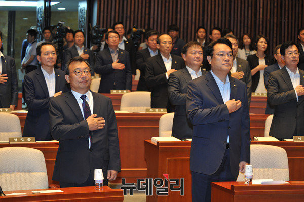 ▲ 새누리당 이정현 대표 (왼쪽)와 새누리당 정진석 원내대표 (오른쪽) 뒤로 자리를 꽉 채운 새누리당 의원들이 보인다. 이들은 김영란법에 저촉될 수 있는 실 사례를 설명하는 최교일 법률지원단장의 강의에 열중하는 모습을 보였다. ⓒ뉴데일리 이종현 기자