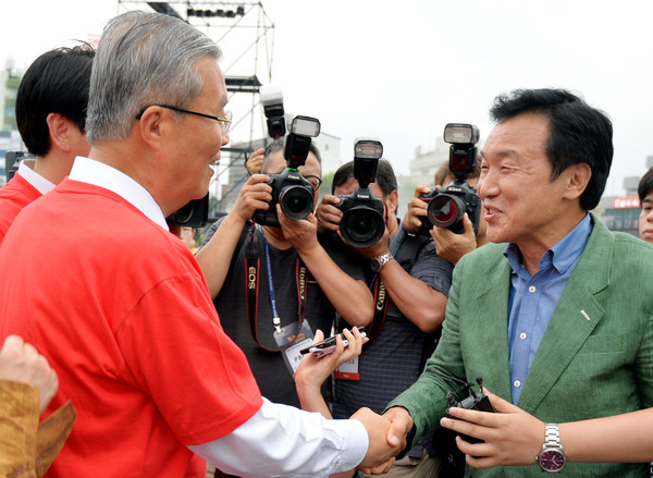 ▲ 지난 6월 광주에서 만난 더불어민주당 김종인 비상대책위 대표와 손학규 전 상임고문이 만나 악수를 나누고 있다. ⓒ뉴시스 사진DB