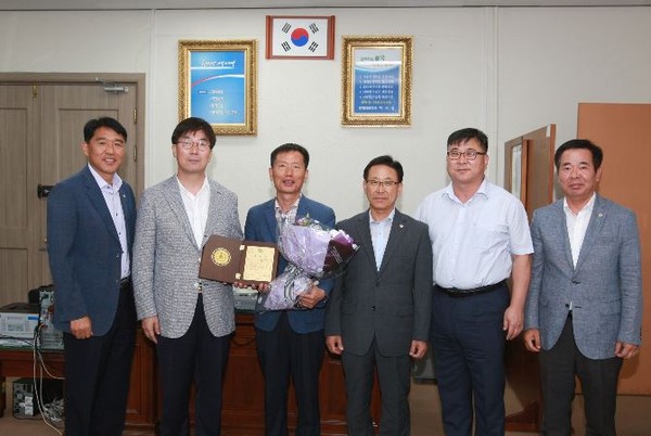 ▲ 충북도가 22일 여영구 주무관 등 투자유치 유공자들에게 표창패를 수여했다.ⓒ충북도